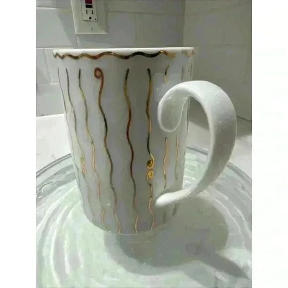 Pottery Barn White with Gold Wavy Lines Nile Mug Made in Japan - Picture 3 of 8
